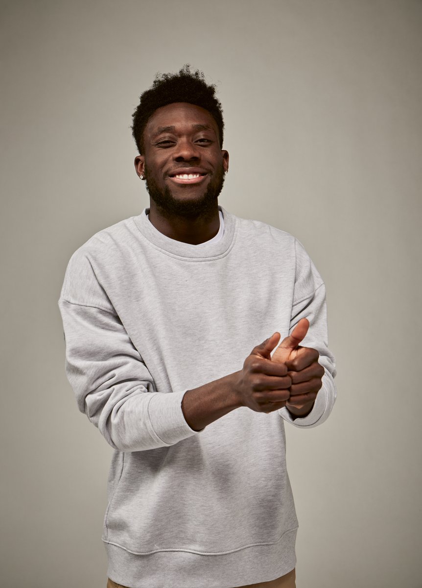 FCBayern's tweet photo. Gemeinsam den FC Bayern erleben! 🔴

@AlphonsoDavies #Säbener51 https://t.co/CoKvAO3cNy