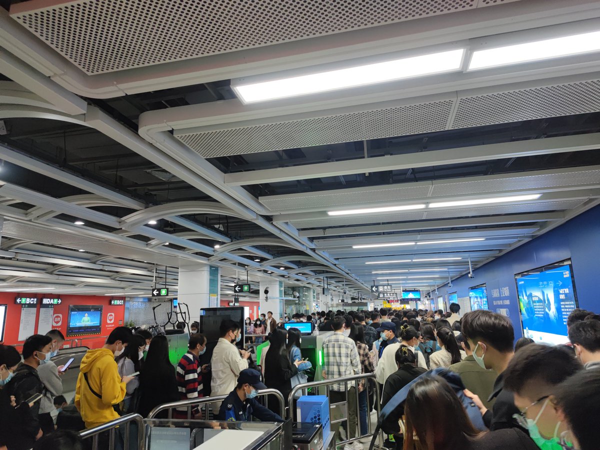 mako_63's tweet photo. 深セン地下鉄の改札が混む理由はQR決済。トンネルの渋滞と同じす、スキャンされなくて前後で挟まれる恐怖心がスタックさせるわけで、結論Suicaしか勝たん https://t.co/FO4SJQQIO5