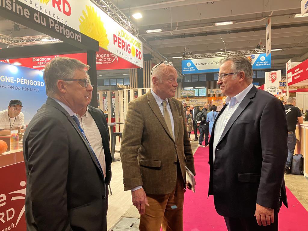 Cognac_Official's tweet photo. La filière #Cognac était présente au @Salondelagri hier auprès de la Région @NvelleAquitaine et du département @charente pour valoriser les filières #charentaises dont celle du Cognac. https://t.co/IVRs0mIFXX