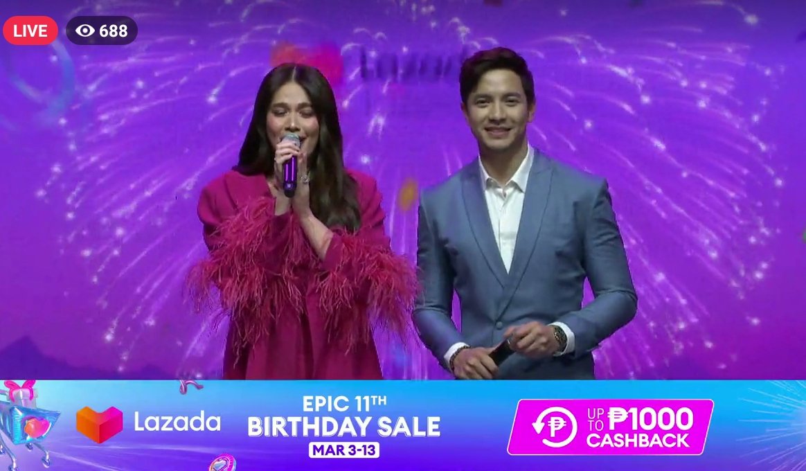 solidwarriors02's tweet photo. All smiles from Alden Richards and Bea Alonzo as hosts for tonight's Lazada's 11th Epic Birthday!💙

@aldenrichards02 
#ALDENLaz11thBday
#EpicBirthdaySuperShow 
ALDENXLaz11th BdaySuperShow https://t.co/jGqAcxriR1