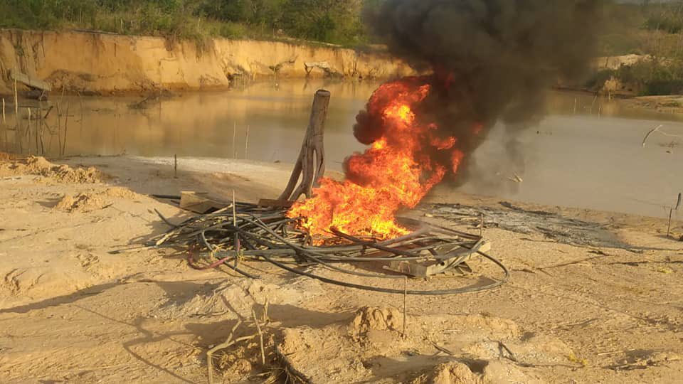 #FANB cumpliendo con las instrucciones de nuestro CJ <a href="/NicolasMaduro/">Nicolás Maduro</a> en Caruachi del estado Bolívar. destruye estructura minera con sus materiales logísticos instalada depredando y contaminando el medio ambiente de manera arbitraria e ilegal.