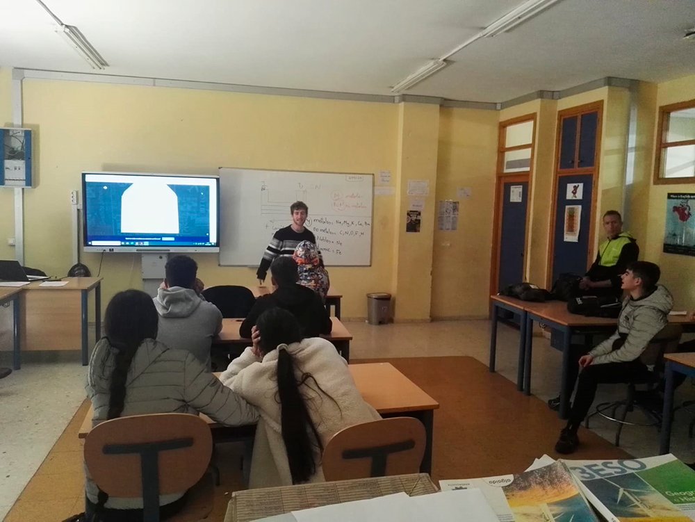 sjaznalfarache's tweet photo. @delegajovensj impulsa el programa de participación juvenil "Redes que generan futuro" de @DIPUSEVI  
En este programa participan 40 municipios.
El trabajo de los jóvenes del @IESSoteroHdez  concluirá con la creación de un decálogo de propuestas para afrontar el cambio climático. https://t.co/ShbL8jNN4U