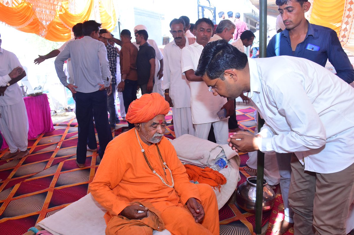 NarpatRajBarmer's tweet photo. धोरीमन्ना पंचायत समिति के ग्राम पंचायत बुठ जेतमाल में श्री केशाराम जी भांभू के सुपुत्र मेरे मित्र हरचंद जी (LSA) के विवाह समारोह में शामिल हुआ। 
#Dhirimanna #ButhJetmal https://t.co/uUhn98k4oq