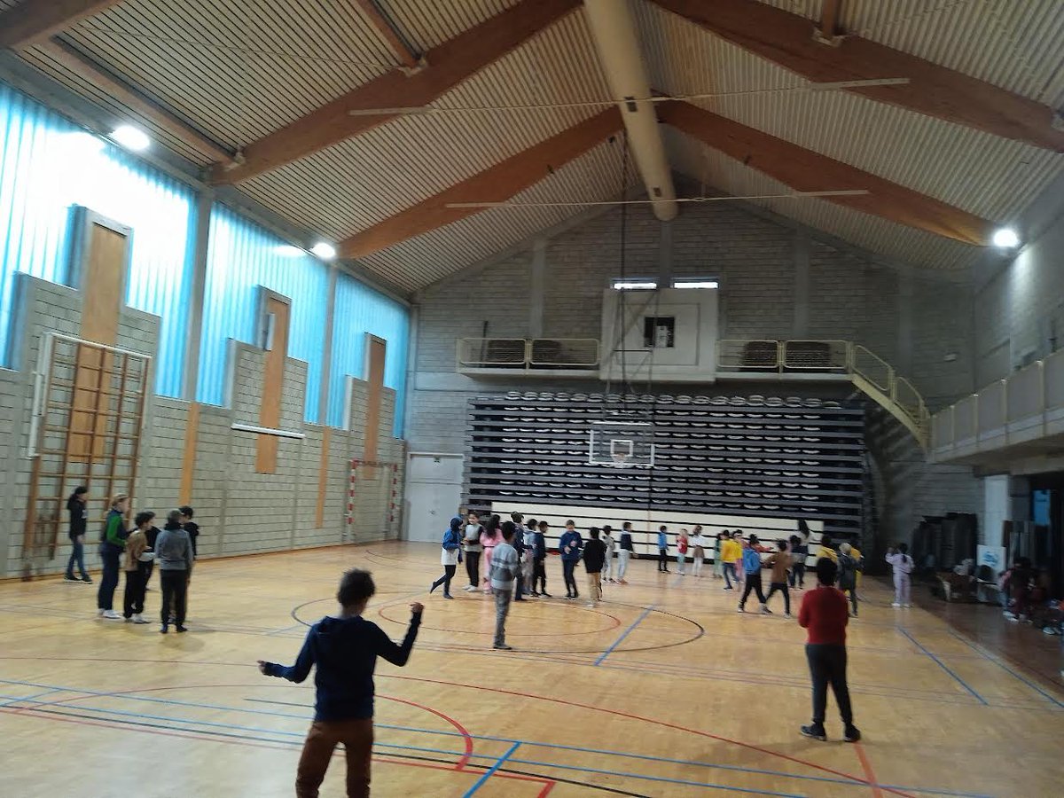 ISFWaterloo's tweet photo. In the gym by 8:45, the children have been enjoying an aerobic session for 10 minutes every day before heading to class! Starting every day with a fresh mind. 🔥
#isftervuren #jumpstart #jumpstartchallenge #schoolwithamission #schoolofvalues #internationalschool https://t.co/sJottoRfMF