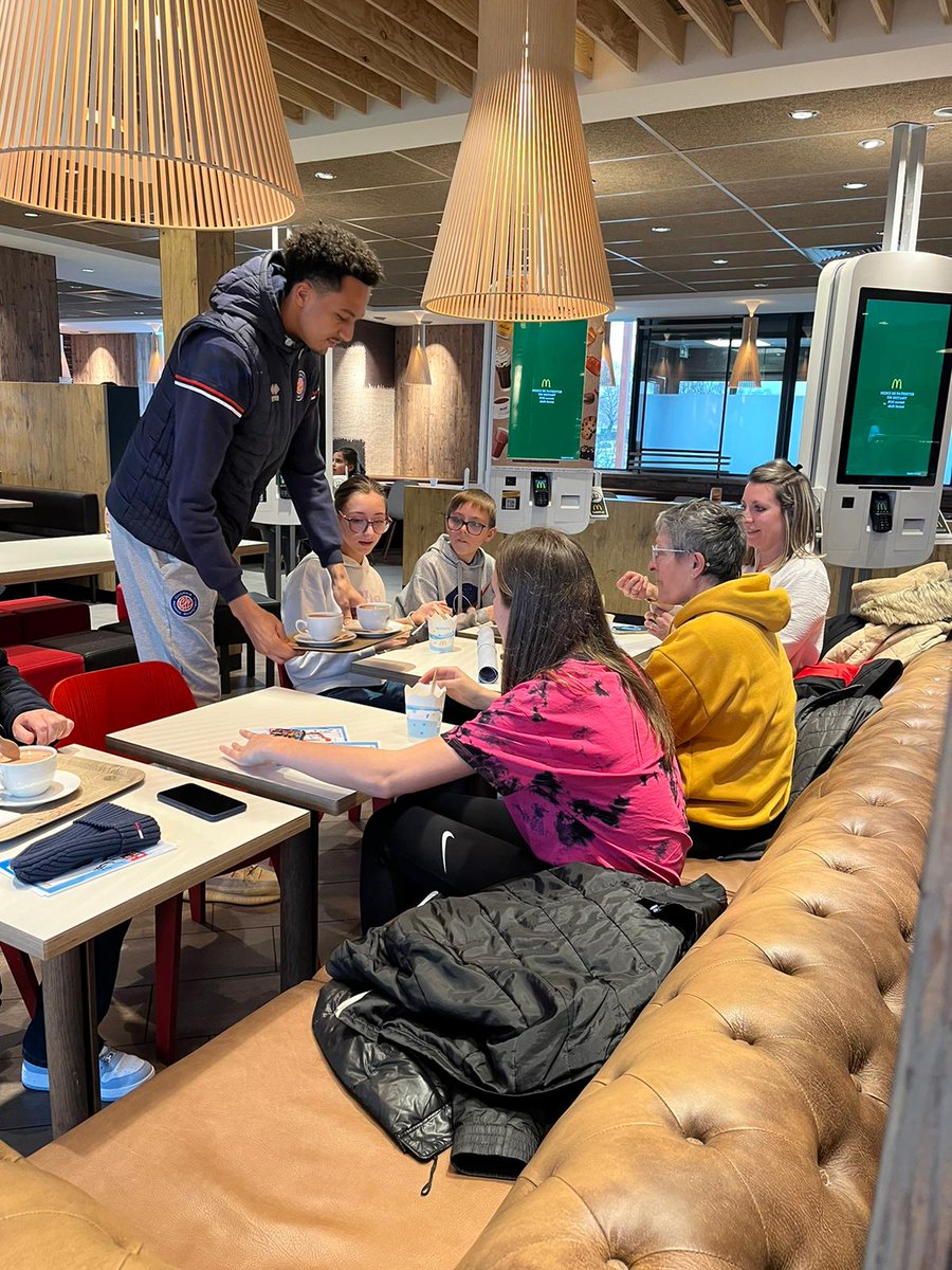 ChoraleRoanne's tweet photo. Quand les joueurs de la @ChoraleRoanne passent en mode équipiers @McDonaldsFrance dans les restaurants de #Roanne, #Riorges et #Mably ☕🧋
#ChoraleNation #McDonalds https://t.co/UgKUg3297p