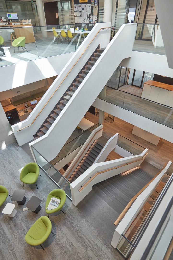 Van Ee Staal tweet media