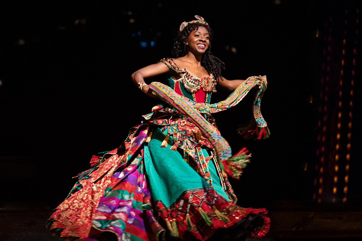 TheCameroonianZ's tweet photo. Émilie Kouatchou, d'origine camerounaise est la première femme noire à jouer le rôle principal dans « Phantom of the Opera ».
#Cameroon 🇨🇲 #IWD2023 #JIF #PhantomBroadway
© : @PhantomOpera https://t.co/yEGeuNcFFt