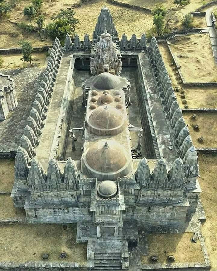 ancient_view's tweet photo. #Bawan #Devi #Temple has 52 temples in the same complex this is found in a place called #Kumbhalgarh Fort in #Rajasthan which by the way has the second longest walls in the world only too the #Great #Wall of #China! How many master #masons were in #ancient #india!?🤔 https://t.co/TMPrgsFoXc