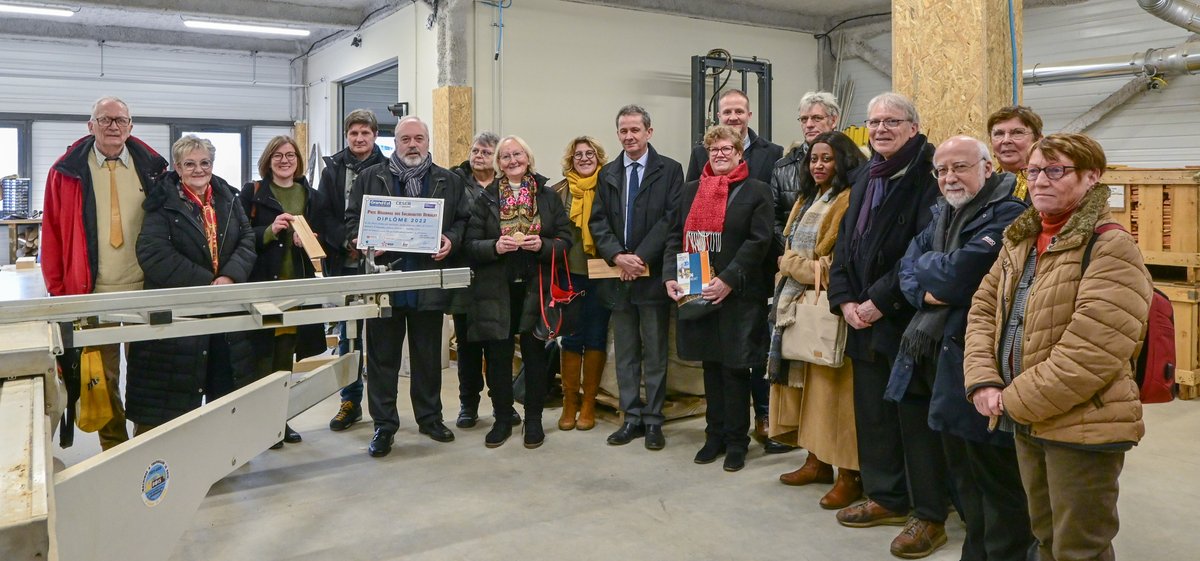 cesergrandest's tweet photo. #PRSR : visite de lauréat
Le CESER et ses partenaires sont allés à la rencontre de l’atelier de menuiserie d’Entraide-emploi dans les Commune de Steinbourg  / Monswiller 
C’est là que sont fabriqués les tavaillons de châtaigniers. https://t.co/V9mAdTXYq7