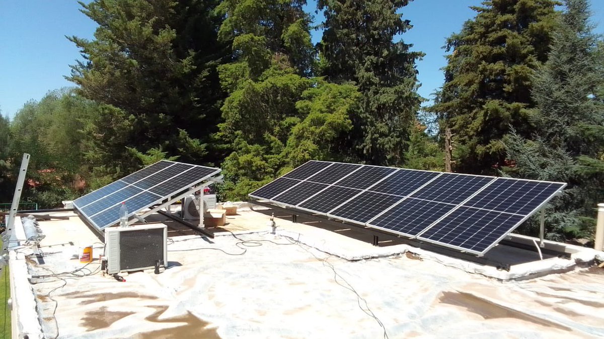 nicoogior's tweet photo. #BuenJueves a todos

Por acá instalando paneles para casa con inversor Híbrido Huawei (acepta baterías)
Una familia más que va camino a nunca más quedarse #SinLuz https://t.co/v3vcggYvIt
