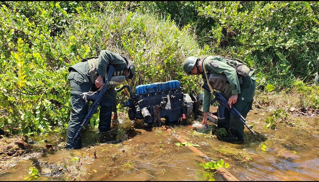 #2Mar || #FANB en defensa de nuestro medio ambiente, en labores de patrullaje detecta y destruye estructura de balsa minera con motor, mangueras y accesorios, instalados ilegalmente en la Represa de Macagua.  Es deber ciudadano proteger las fuentes hídricas y el medio ambiente !