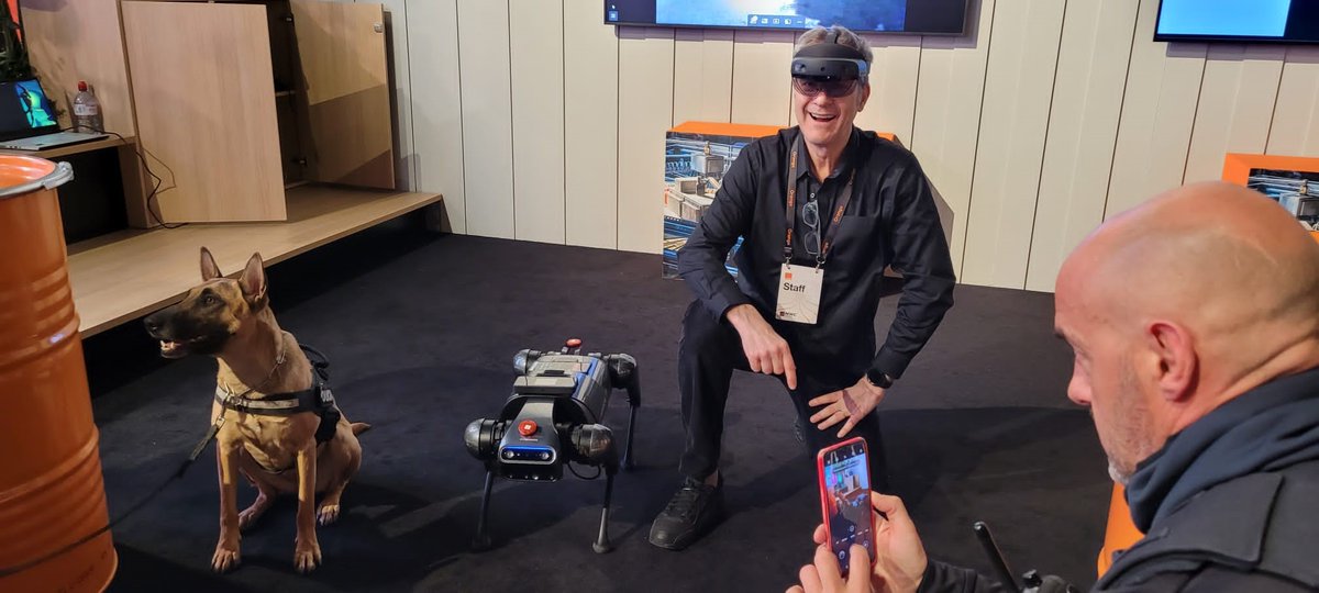 CelineDrouet1's tweet photo. Quand un chien prend la pause avec un CyberDog
@orange avec @richlof 
@MichaelTrabbia @philippe_lucas @Nicolas_Ducrot https://t.co/aokx0qVVBK