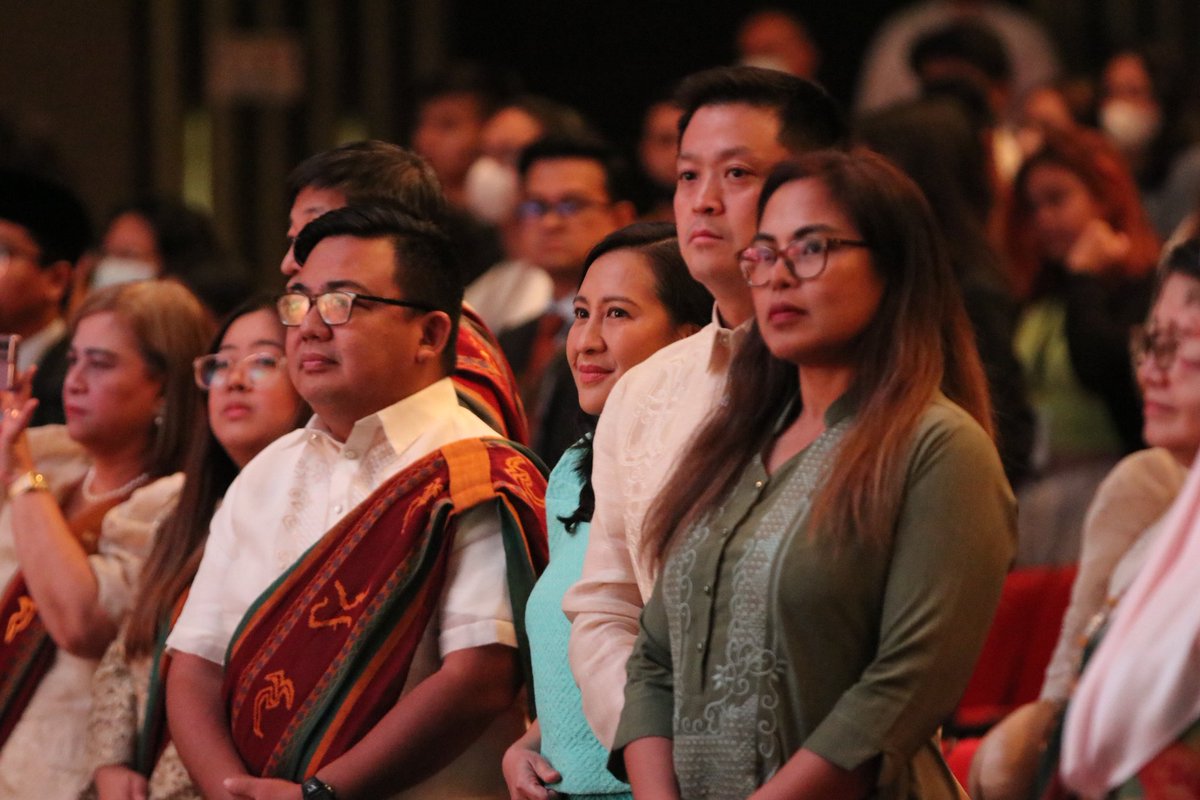 QCGov's tweet photo. Kabilang si Mayor Joy Belmonte sa mga mainit na sumalubong sa pagdating ni Malaysian Prime Minister Dato' Seri Anwar Ibrahim sa University of the Philippines - Diliman ngayong umaga. https://t.co/7r0141DUDa