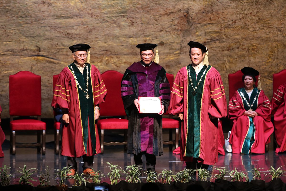 QCGov's tweet photo. Kabilang si Mayor Joy Belmonte sa mga mainit na sumalubong sa pagdating ni Malaysian Prime Minister Dato' Seri Anwar Ibrahim sa University of the Philippines - Diliman ngayong umaga. https://t.co/7r0141DUDa