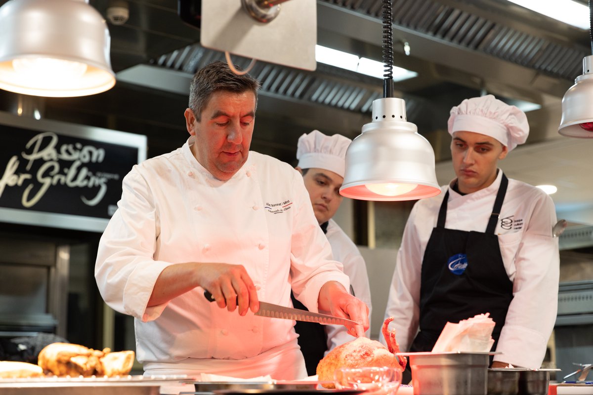 🇫🇷👨‍🍳Aprendemos de uno de los grandes chefs del clasicismo francés. <a href="/aboronatmiro/">Albert Boronat i Miró</a>, de <a href="/AmbassadeLlivia/">Ambassade de Llívia</a>🍴sorprende en su seminario teórico-demostrativo profundizando sobre la historia de la cocina del país galo, sus salsas, y sus elaboraciones más representativas. #BCCPro