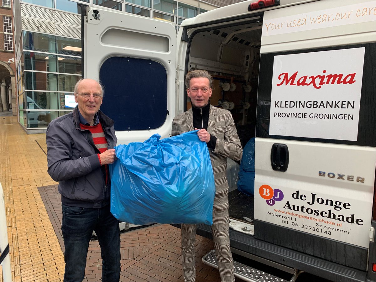 Het personeel van de provincie Groningen zamelde 9 zakken vol warme kleding in voor Kledingbank Maxima. Deze week overhandigde gedeputeerde @tjeerdvd de zakken aan Henk Slagter van Kledingbank Maxima. De kleren worden verdeeld over de 6 filialen in onze provincie.