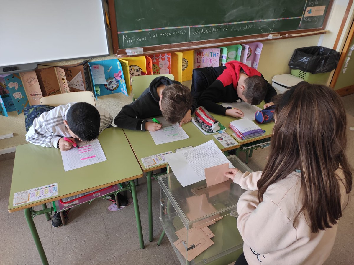 Claudio_CEIP's tweet photo. Nuestras alumnas y alumnos de 4º de primaria ejercieron su derecho al voto 🗳️en sus particulares elecciones democráticas en la clase de Ciencias Sociales #motivación #proyectosdelClaudio @educacyl https://t.co/kpaKimM3fN