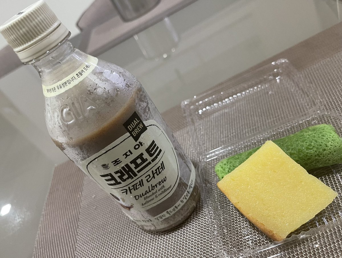 LeedongwookMay's tweet photo. @SeaLeedongwook I’m having my simple and quick dinner now 😋 #georgiacraft coffee and kuih https://t.co/N6ckOdy6VY