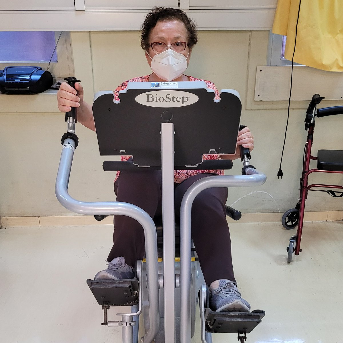 Una de las actividades que se realizan con pacientes en Hospital de Día de <a href="/ingerchile/">Instituto Nacional de Geriatría</a> es ocupar el cicloergómetro, el cual se utiliza para mejorar la capacidad cardiovascular en condiciones controladas y supervisadas por la kinesióloga a cargo.