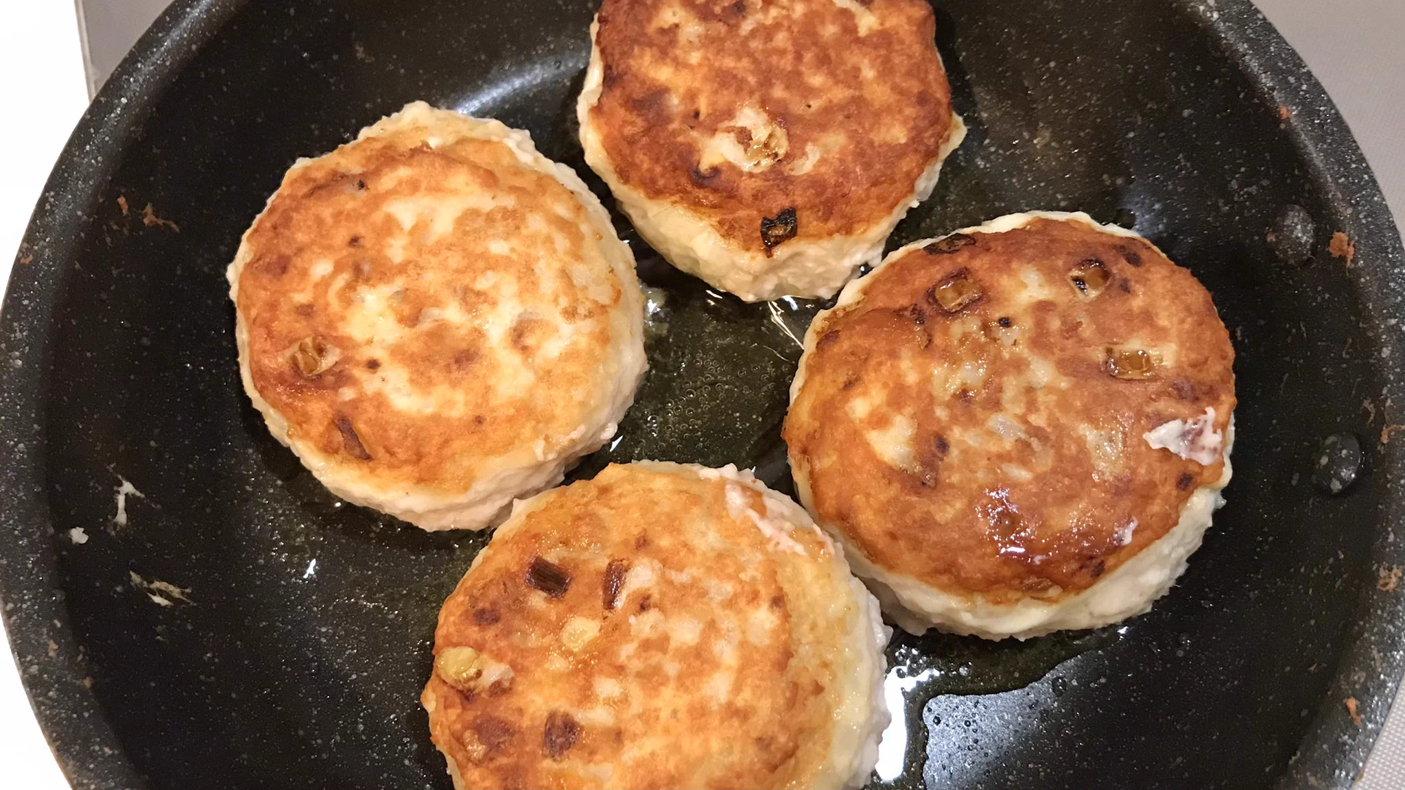 夫から美味しすぎる！と絶賛される我が家の定番♪『チーズつくねのトマトソースがけ』