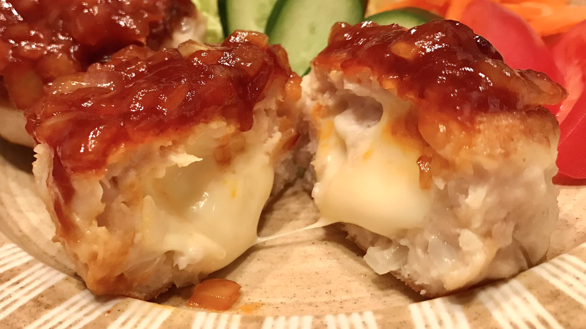 夫から美味しすぎる！と絶賛される我が家の定番♪『チーズつくねのトマトソースがけ』