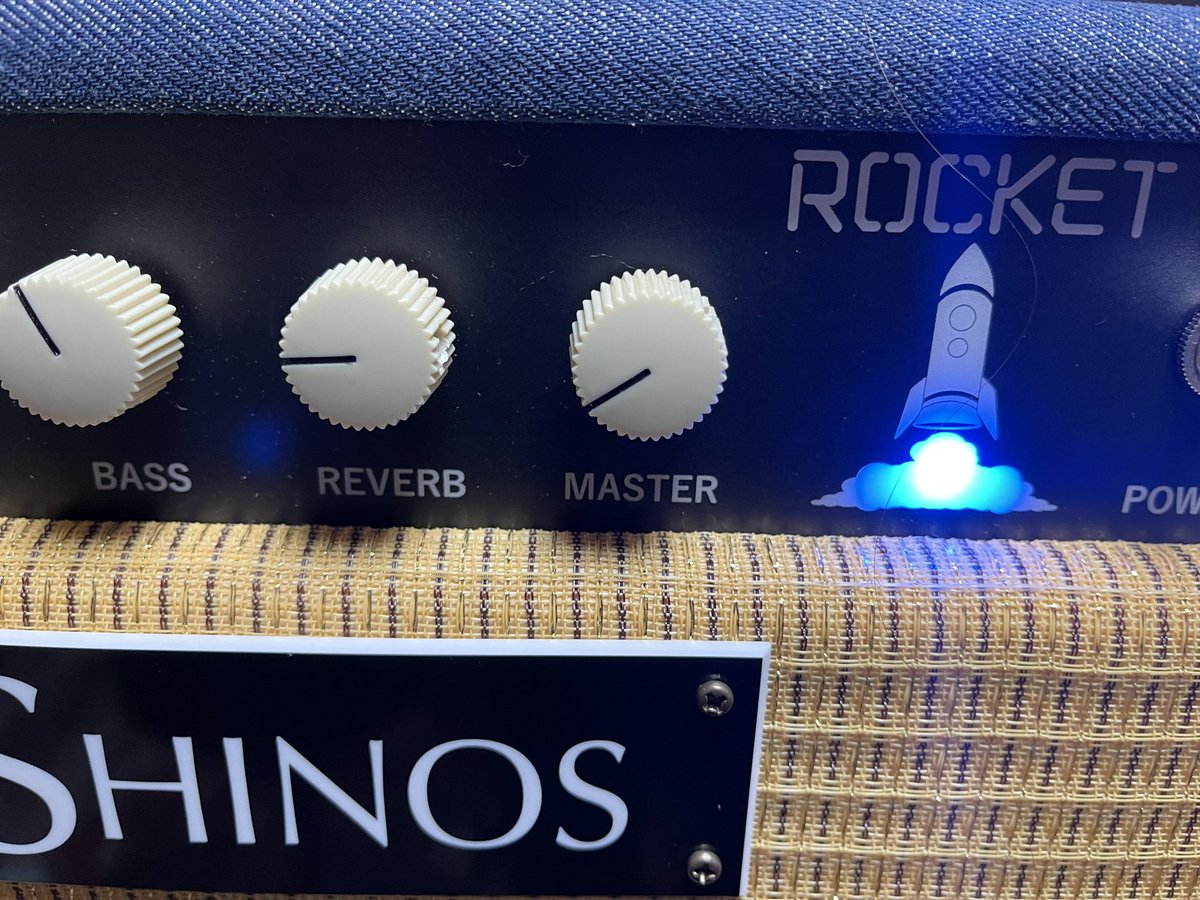 boogie_naokichi's tweet image. SHINOSのROCKETを入手して約1ヶ月。
ラインもめっちゃ良い！
ギター→TS9→ロケット→GO:MIXER→iPhone
とにかくギターを弾く&amp;amp;エフェクターを繋ぐのが楽しくなった。
思ったより音量は出せない。
チューブ・スピーカーによる音圧感が凄く、0.3Wでも画像のボリュームしか上げられない笑
#SHINOS
#ROCKET