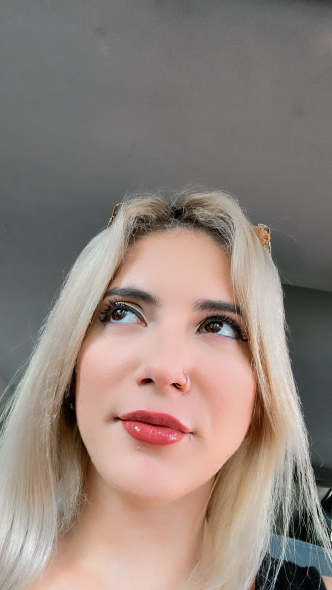 iam_yahe's tweet photo. Esta mirada 🤤 https://t.co/WAsENXOD34