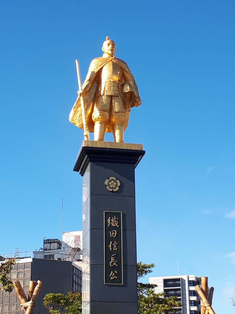 mune78199444's tweet photo. 名古屋出張中。30分足らずで岐阜まで行けるので行ったら駅前に黄金の織田信長 https://t.co/JSE8OFBFkp