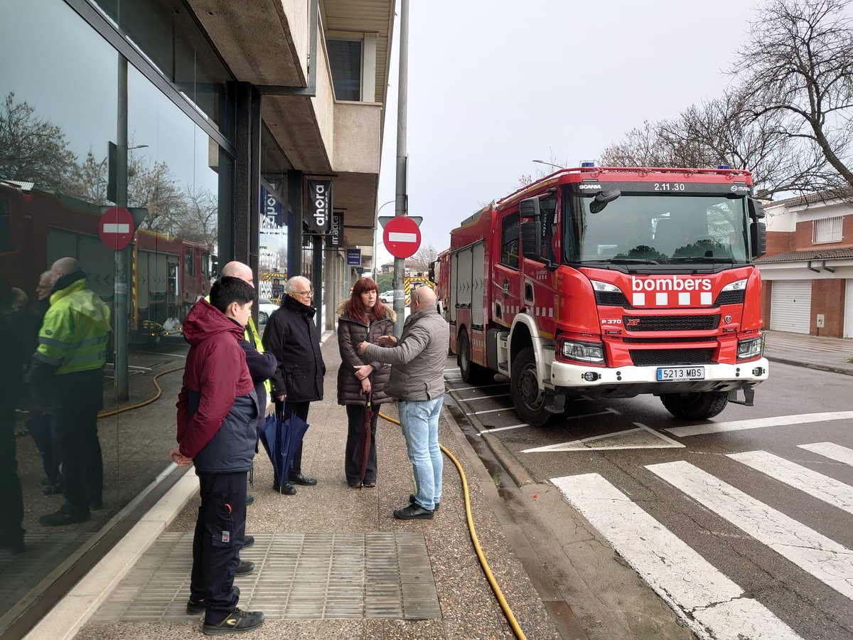 MartaMadrenas's tweet image. De la darrera conversa que he tingut un situ amb @Bombers, la situació ara és que el foc continua actiu en aïllaments de cobertes, treballen fort per extingi-lo.  L'estructura de les naus no perilla. En canvi, haurem de limitar l'accés al carrer Cardener pel risc de despreniments