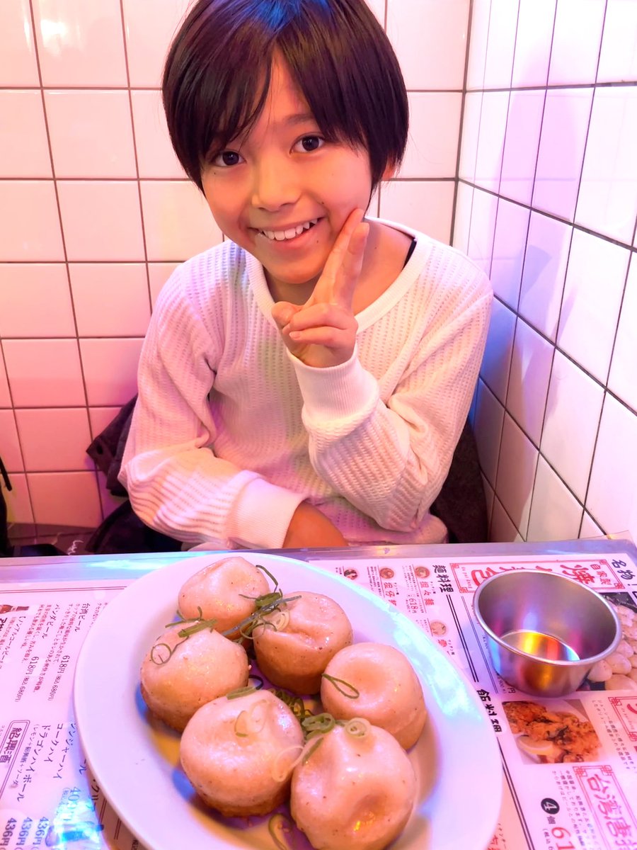 towa_12_11's tweet photo. 舞台中ずっと食べようねって言っててずっと食べれずにいた『ダパイダン105』の焼小籠包♡
千秋��の日にやっと食べれたぁ😋
焼小籠包の食べ方を説明してくれてるみたいだけど汁めちゃめちゃ飛んでる…😂
#渡邉斗翔 #5BRAIN #下北沢
#舞台 #焼小籠包 #美味しい
#ごちそうさまでした https://t.co/Pmhk8NhyJ9