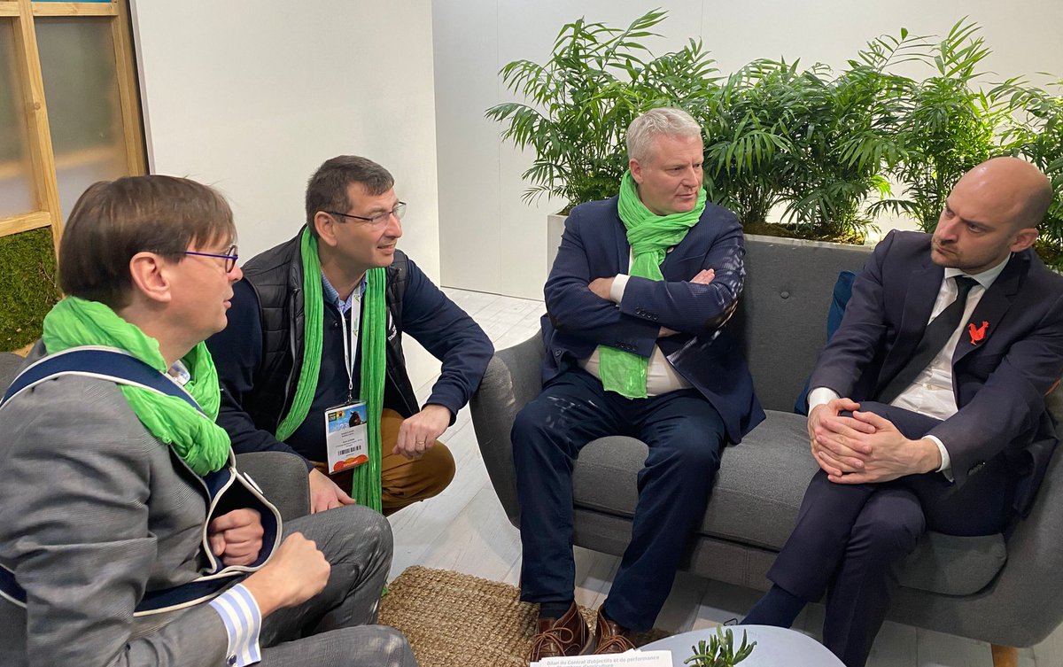 [#SIA2023] Sébastien Windsor a présenté à <a href="/jnbarrot/">Jean-Noël Barrot</a>, ministre délégué au numérique 
🗣️Il a parlé de la position avancée du numérique en agriculture pour faire face aux défis climatiques et de l’enjeu de l’accessibilité du numérique à tous les agriculteurs 
#inclusion