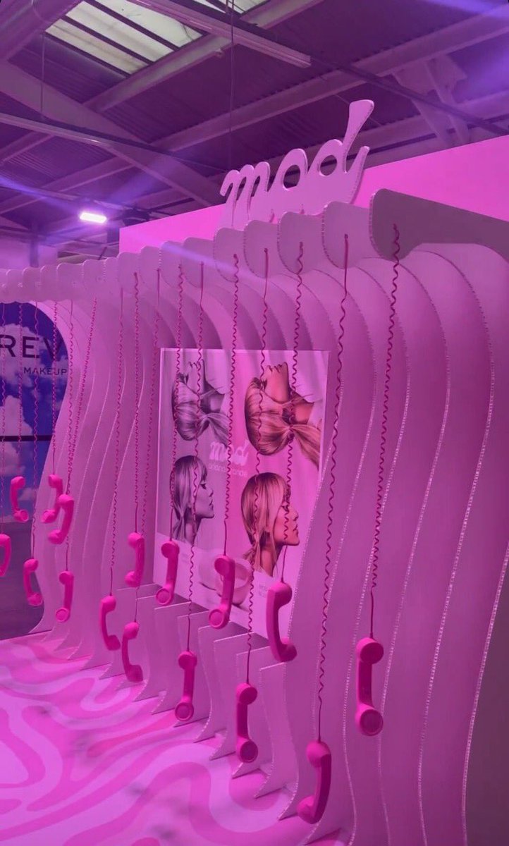 german_ariantor's tweet photo. here're some pics of the #MOD launch event at @superdrug (a few days ago). 😻💖 #ArianaGrande #ModVanilla #ModBlush #perfume #fragrance https://t.co/BwTLgaW65A