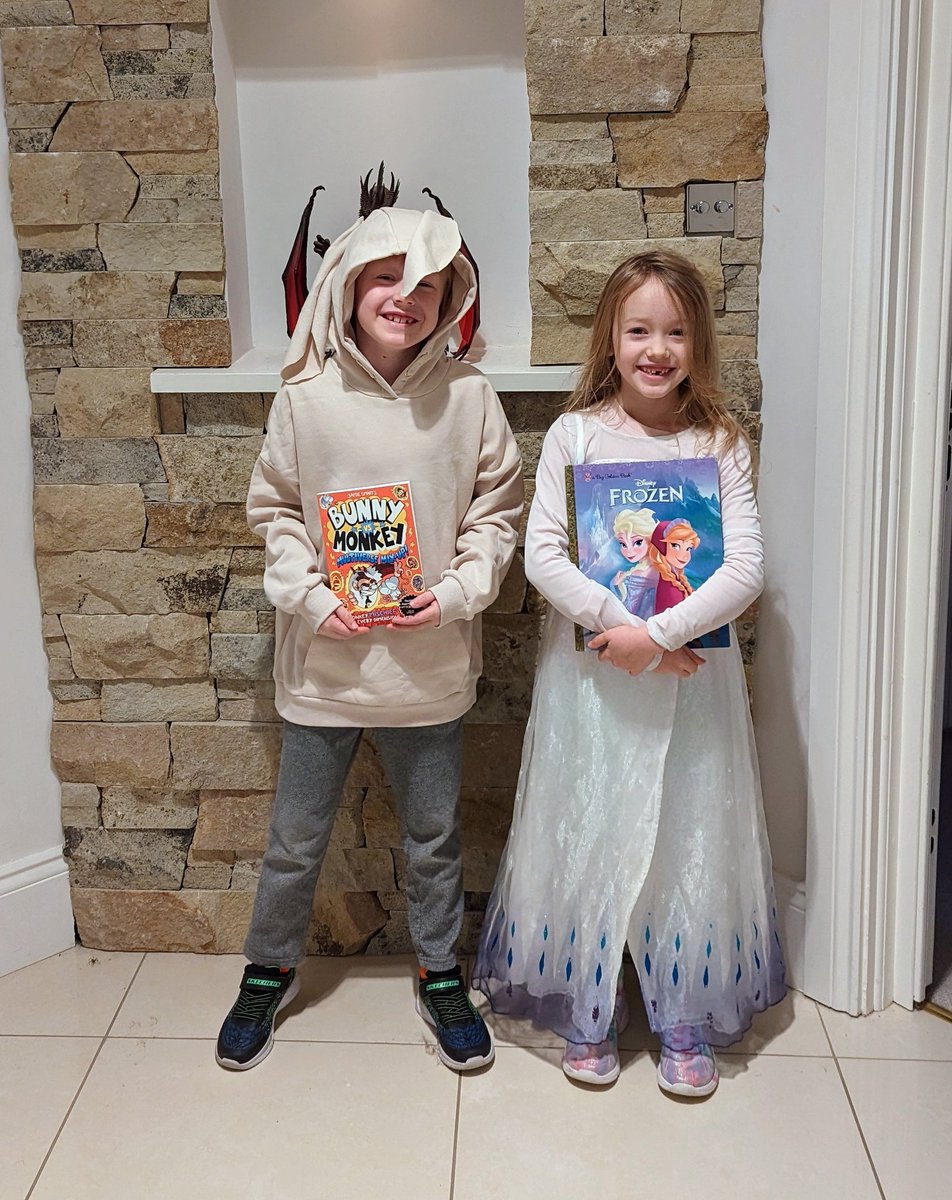 paradoxdeux's tweet photo. World book day, with Bunny from "Bunny Vs Monkey" and Elsa from Frozen. https://t.co/m2QgwQaFE5