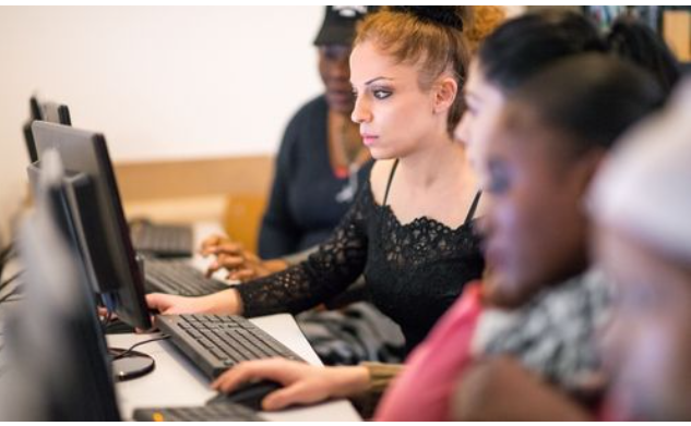 Appel à projet du 01/03/2023 au 31/05/2023 de la <a href="/FondationOrange/">FondationOrange</a> pour Maisons Digitales France, lieux de formation et initiation de femmes au digital.
<a href="/OrangeOccitanie/">Orange Occitanie</a> <a href="/OrangeNvAquit/">Orange Nouvelle Aquitaine</a> <a href="/VBuxerolles/">Ville de Buxerolles</a> <a href="/anais_boilly/">Anaïs Boilly</a>