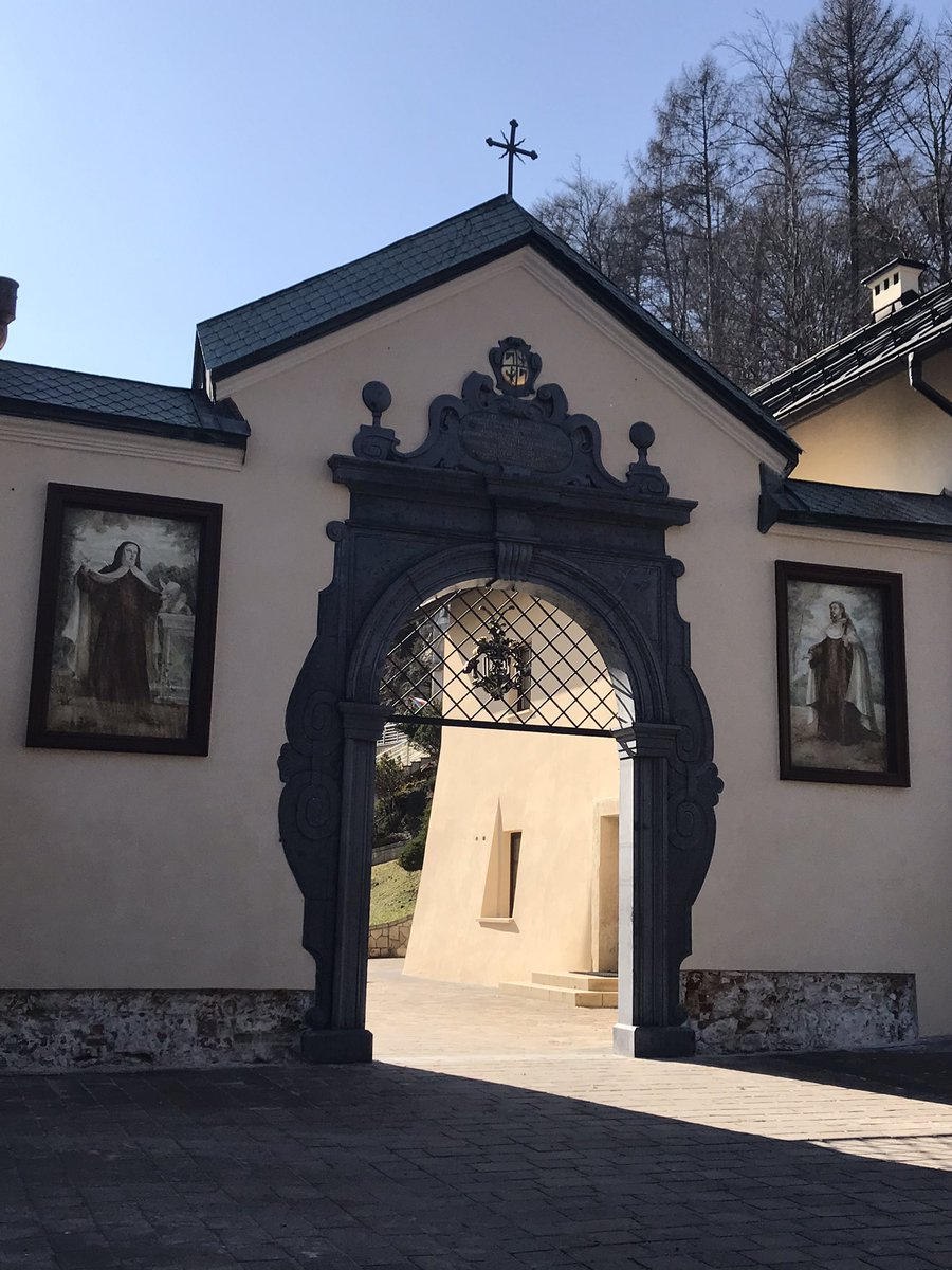MarzenaBrejnak's tweet photo. Matka Boża Szkaplerzna w Czernej Klasztor Karmelitów Bosych. #MatkaBożaSzkaplerznawCzernej #Czerna #MatkaBożaSzkaplerzna #KarmeliciBosi #KlasztorKarmelitówBosychwCzernej https://t.co/j0g3bugA68