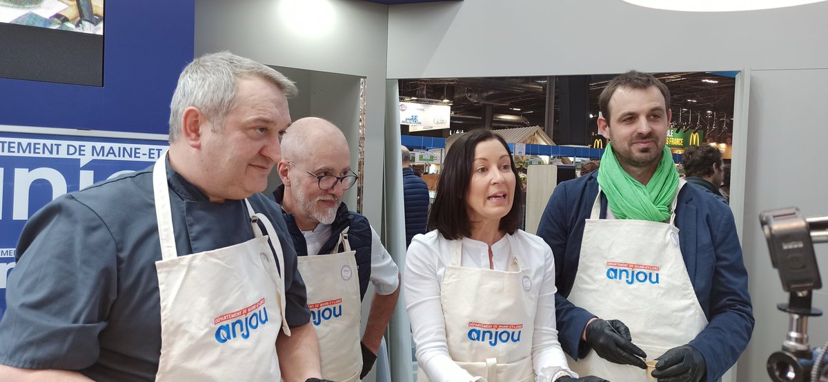 ChambagriPdL's tweet photo. @FlorenceDabin et @DzL49 au fourneau au #SIA2023 sur le stand @paysdelaloire  mtnt aux couleurs du @Maine_et_Loire https://t.co/ug46jPCNVh