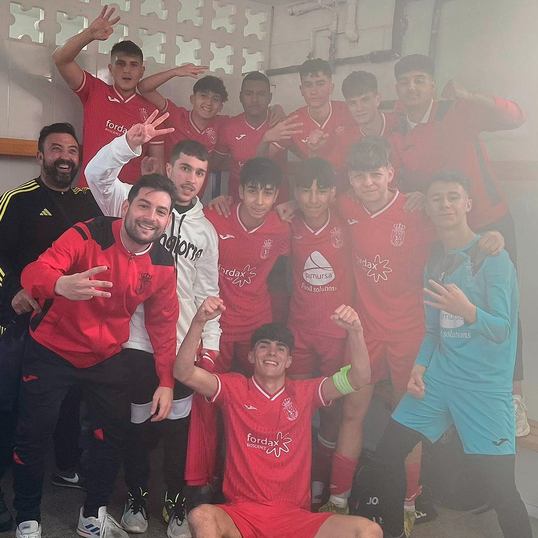 SEGUNDA JUVENIL ⚽️|

El grupo dirigido por Pedro Torralba vence, y supera en la clasificación a su rival directo, tras realizar un gran partido.

¡+3! ✅ 
AD Playas de Águilas 1-3 Cabezo de Torres

⚽️ Álex Carbonell x2 y Vitaly.

¡#VamosCabezo!
#SentimientoPimentonero🔴⚪️