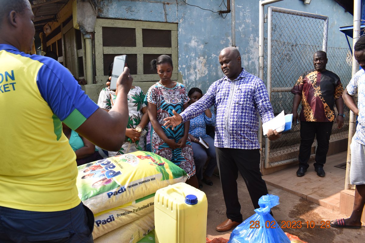 GumaWater's tweet photo. GUMA DONATES FOOD ITEMS TO SPAIN COMMUNITY AT KROO BAY https://t.co/Cg1xq3wRb6