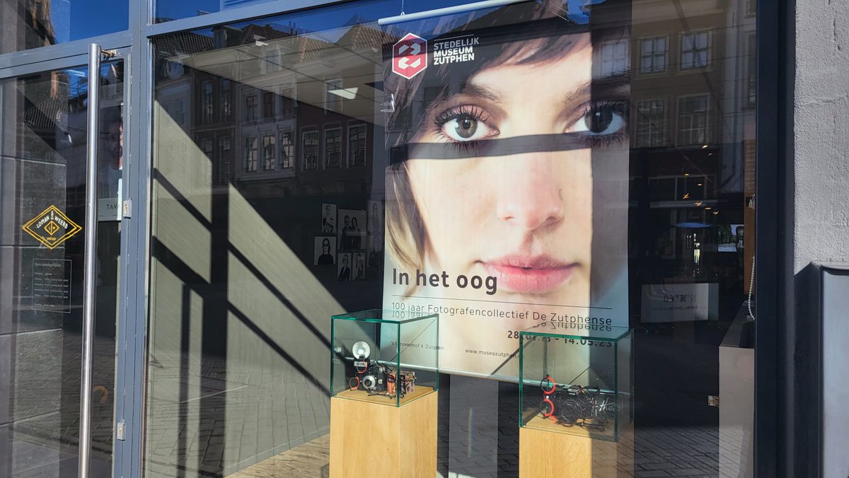 Heb jij 'm al gespot? De poster van onze tentoonstelling 'In het oog' bij Loman en van de Weerd Opticiens. Al hun klanten krijgen bij aankoop van een bril een vrijkaart voor de tentoonstelling 'In het oog'!