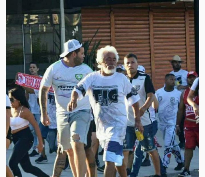 - Quando a idade chegar ele se aquieta

-Eu com 70 anos puxando o bonde: