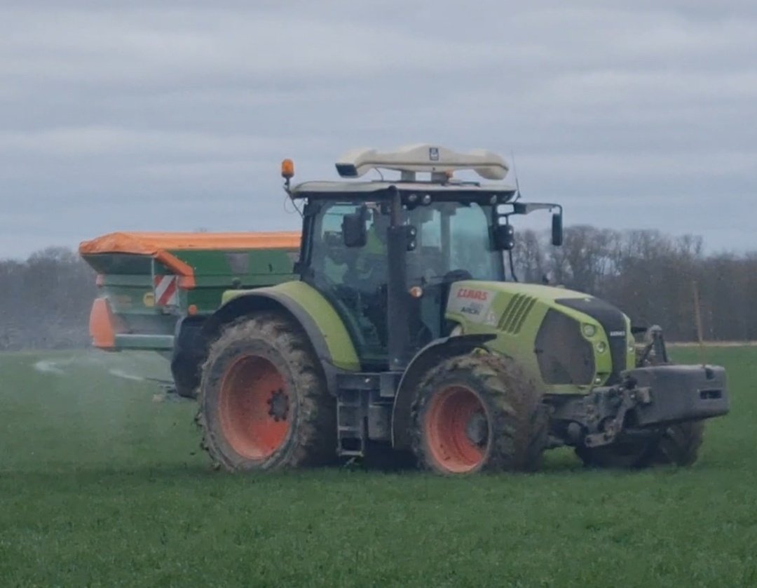 no1sunkfarmer's tweet image. Urea going on to all the wheats today.. around 50 units .. Not sure if we&apos;re a bit early as crops look in such good nick.  @ADMAgriculture @Amazone @CLAAS_Eastern
@Yara_UK #Nsensor