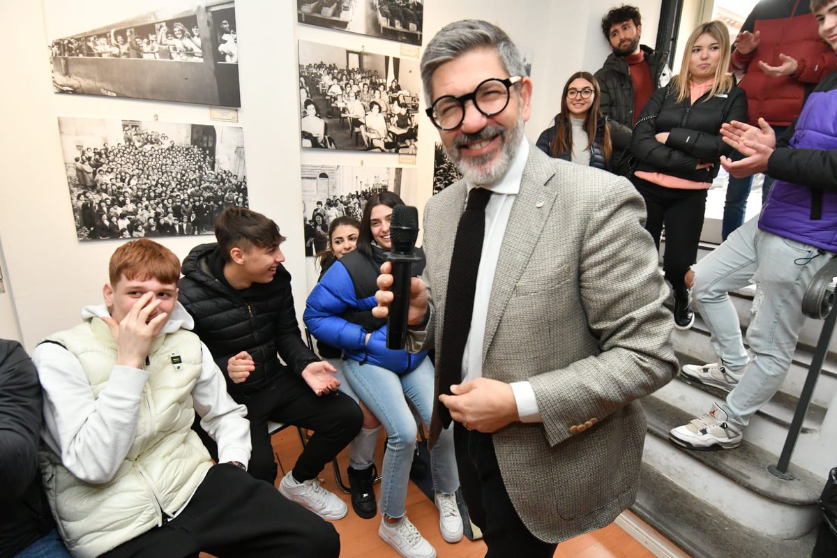 fai_cisl's tweet photo. #Roma, alla mostra Archivi Aperti sulla storia del #lavoro agricolo il Segr Gen @OnofrioRota, il Pres Fondazione #FaiCisl Studi e Ricerche @ConsoVincenzo e la Responsabile del nostro Archivio Storico Giovanna Baldi incontrano 50 studenti dell'Ist Leonardo da Vinci di Maccarese https://t.co/l3fIeU40Sz