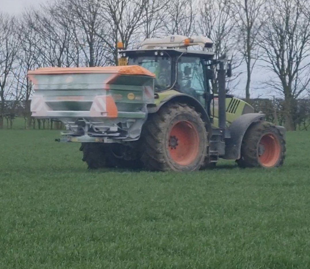 no1sunkfarmer's tweet image. Urea going on to all the wheats today.. around 50 units .. Not sure if we&apos;re a bit early as crops look in such good nick.  @ADMAgriculture @Amazone @CLAAS_Eastern
@Yara_UK #Nsensor