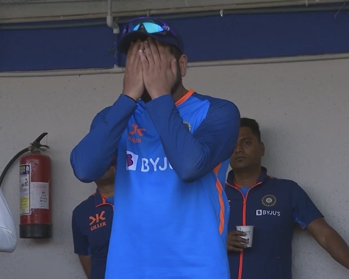 SPORTYVISHAL's tweet photo. Captain Rohit Sharma and Axar's reaction says it all. https://t.co/RGywYqi8cB