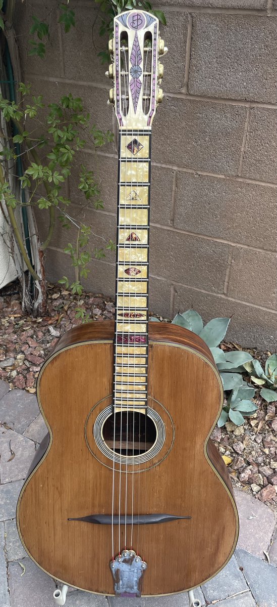 iXgDAdlCFTheAxZ's tweet photo. Bortolo Busato Guitars
1930年代製 FLAT TOP
Mario Maccaferriと同年代に活躍したフランス人🇫🇷 Luthier🎸
Selmer style ギターコピーを最初に手掛けたLuthierでもあります。
Selmer styleのテールピースが装着されたこのギター🎸
弾いてみたいです😱
どんな音がするんだろう⁉️
#ギター
#busato https://t.co/lBAUTbrOlE