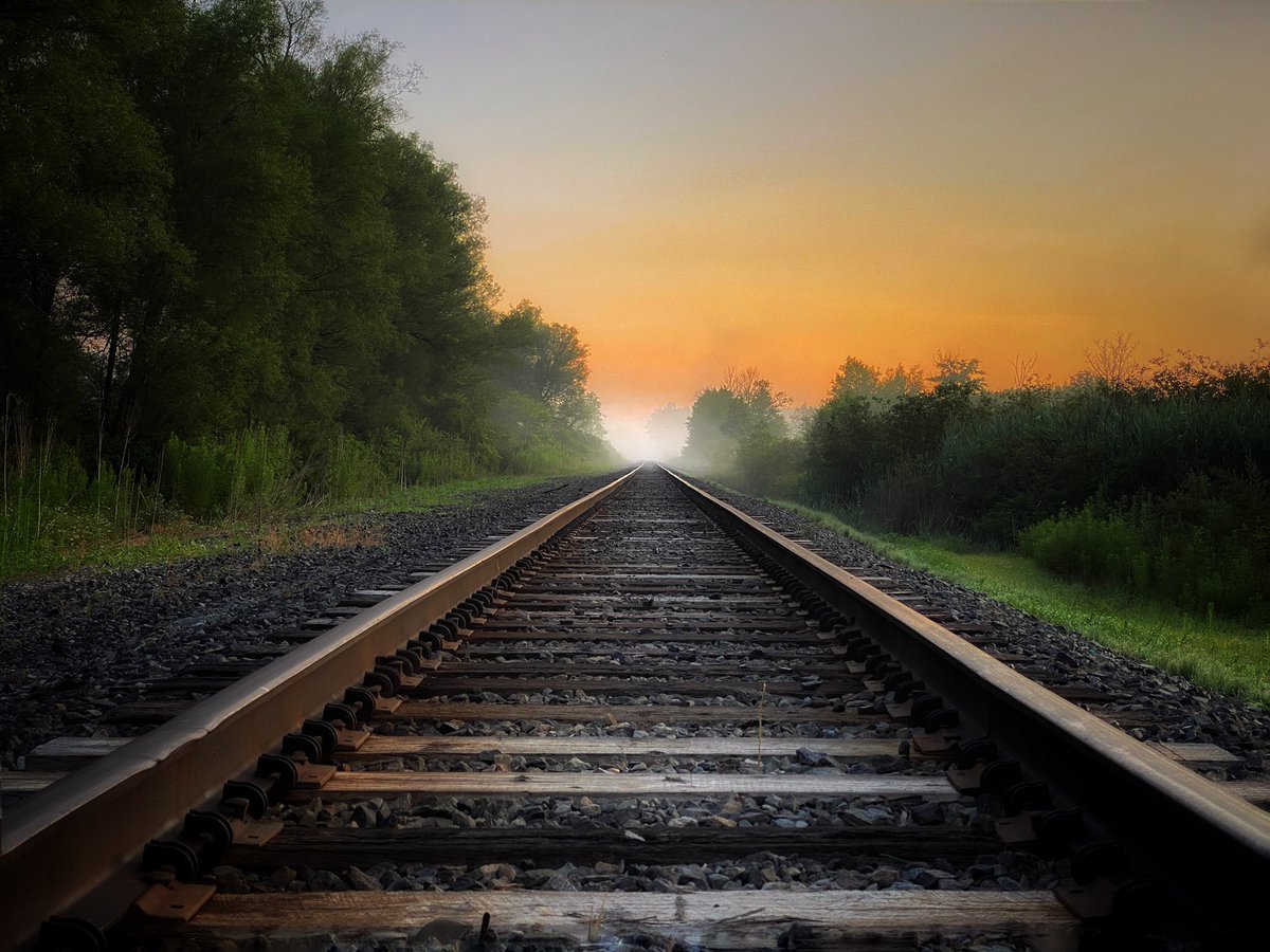 GM #photographylovers Let’s see some leading lines! Hope you all have an amazing day! Please Share &amp; RT #leadinglines #photography #photographycommunity #photographyfam #PhotographyIsArt #traintracks