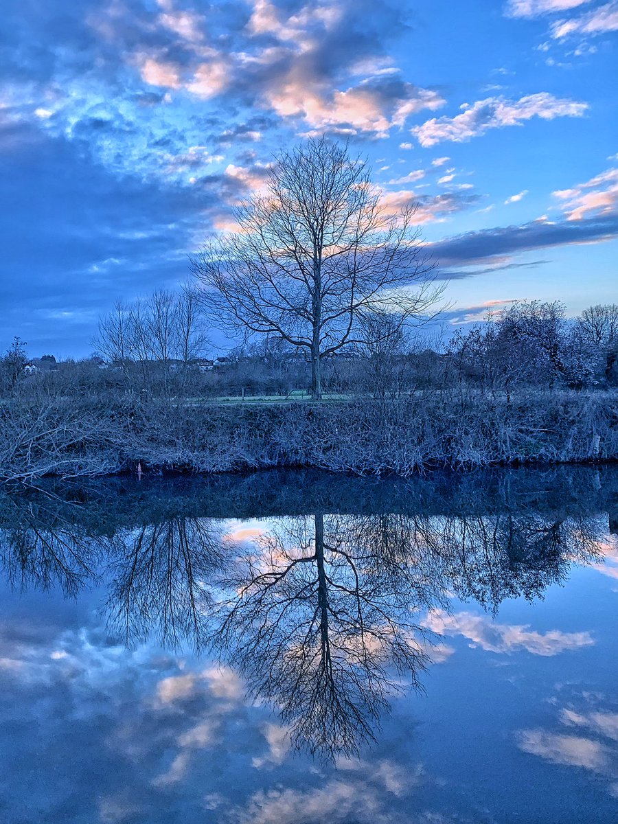 @DailyPicTheme2 Winter #sky blue hour… #riversevern #worcester