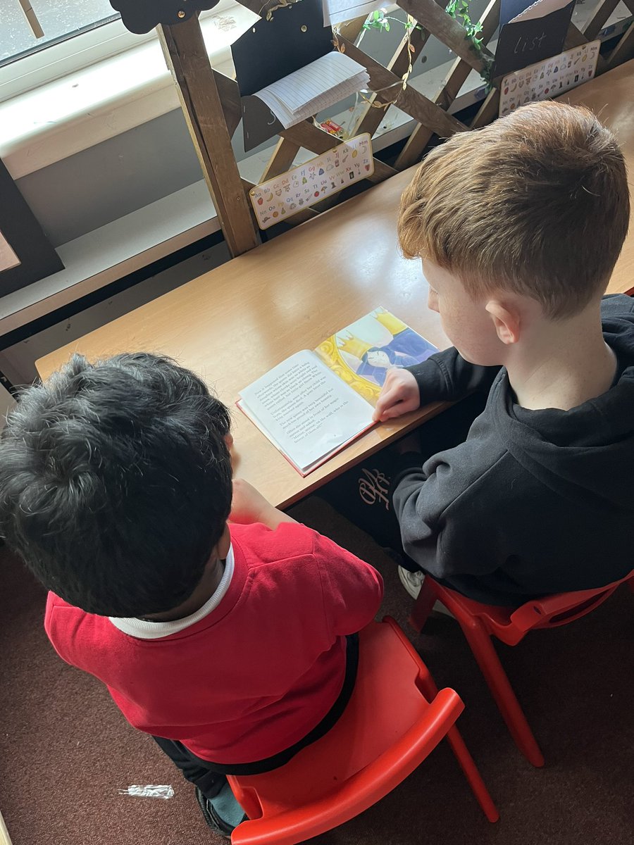MissBorsbeyP1's tweet photo. Enjoying some quality time reading with our buddies!📖📚 #WorldBookDay @MrsMoyesP7 @Deans_Reading @DeansPrimary https://t.co/eBSvRd0pCU