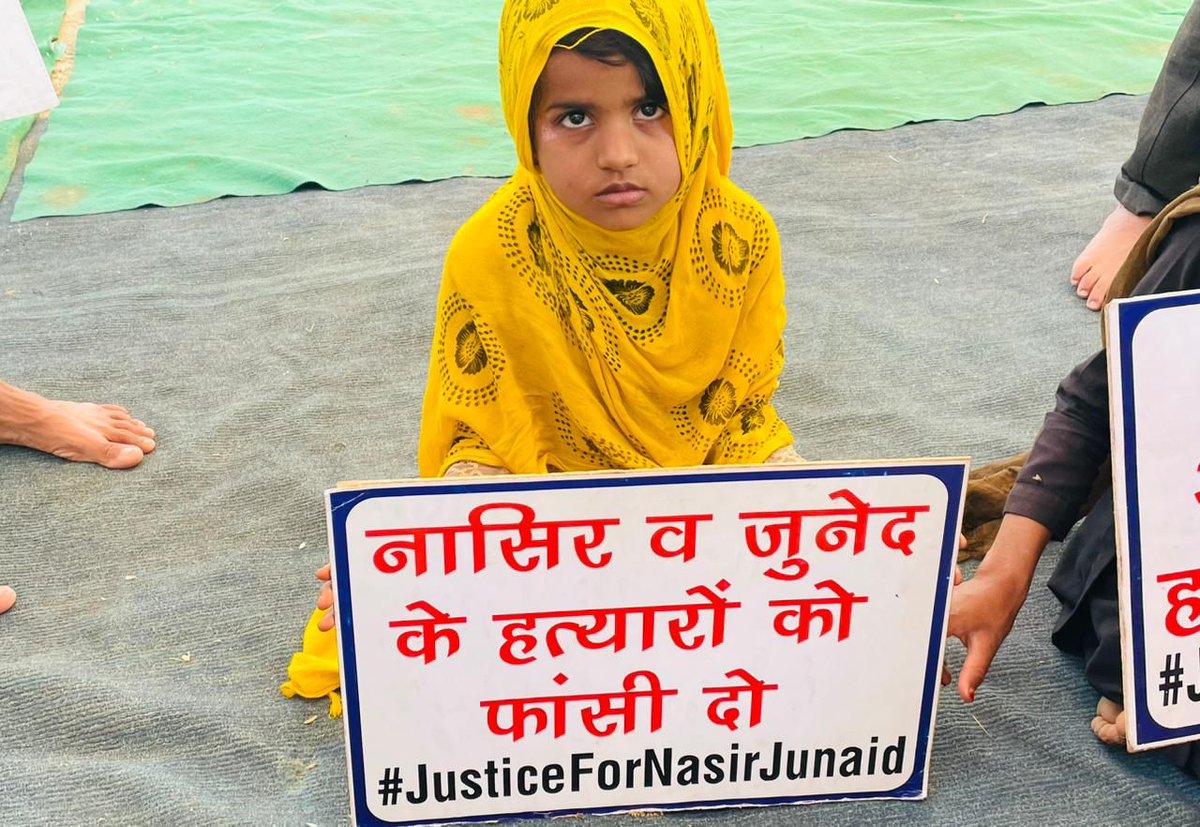 #आंखें नम हो जाती हैं जब देखता हूँ इस #मासूम बच्चे को 😭😭😭 : #मदन_तंवर

एक बाप ऊपर वाले से अपनी बेटी के लिए खुशियाँ मांगता है। पर अपसोस कि एक बेटी नीचे वालों से अपने बाप के लिए इंसाफ मांग रही है।

#Justice_for_Nasir_junaid