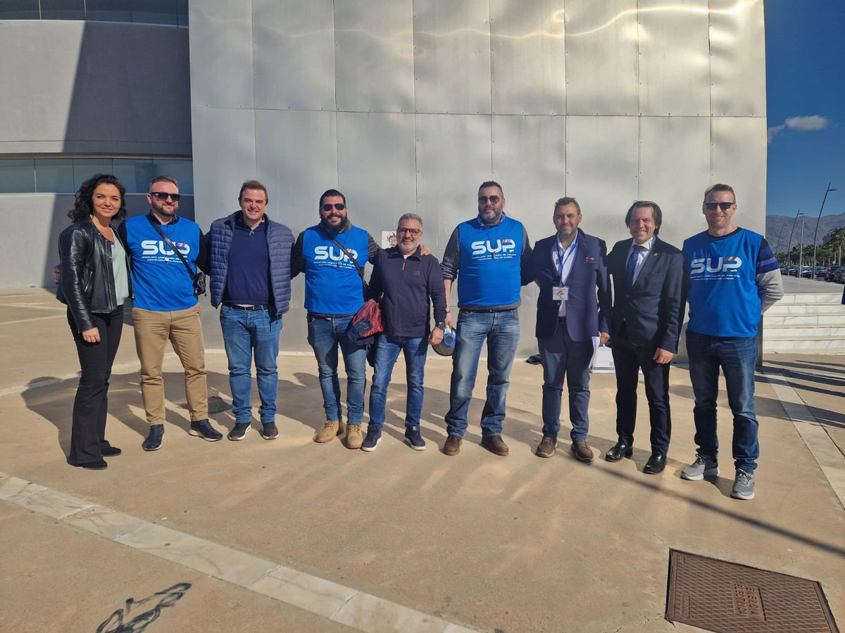 RMGONGORA's tweet photo. Concentración en Roquetas de Mar con el apoyo de @AvanzJuntosAlm @IzquierdaUnida @CsAlmeria_Prov @LuzBelindaLB y varios estamentos de la sociedad de Roquetas #comisaria @Sup_Policia @interiorgob https://t.co/pq2sbQVlYq